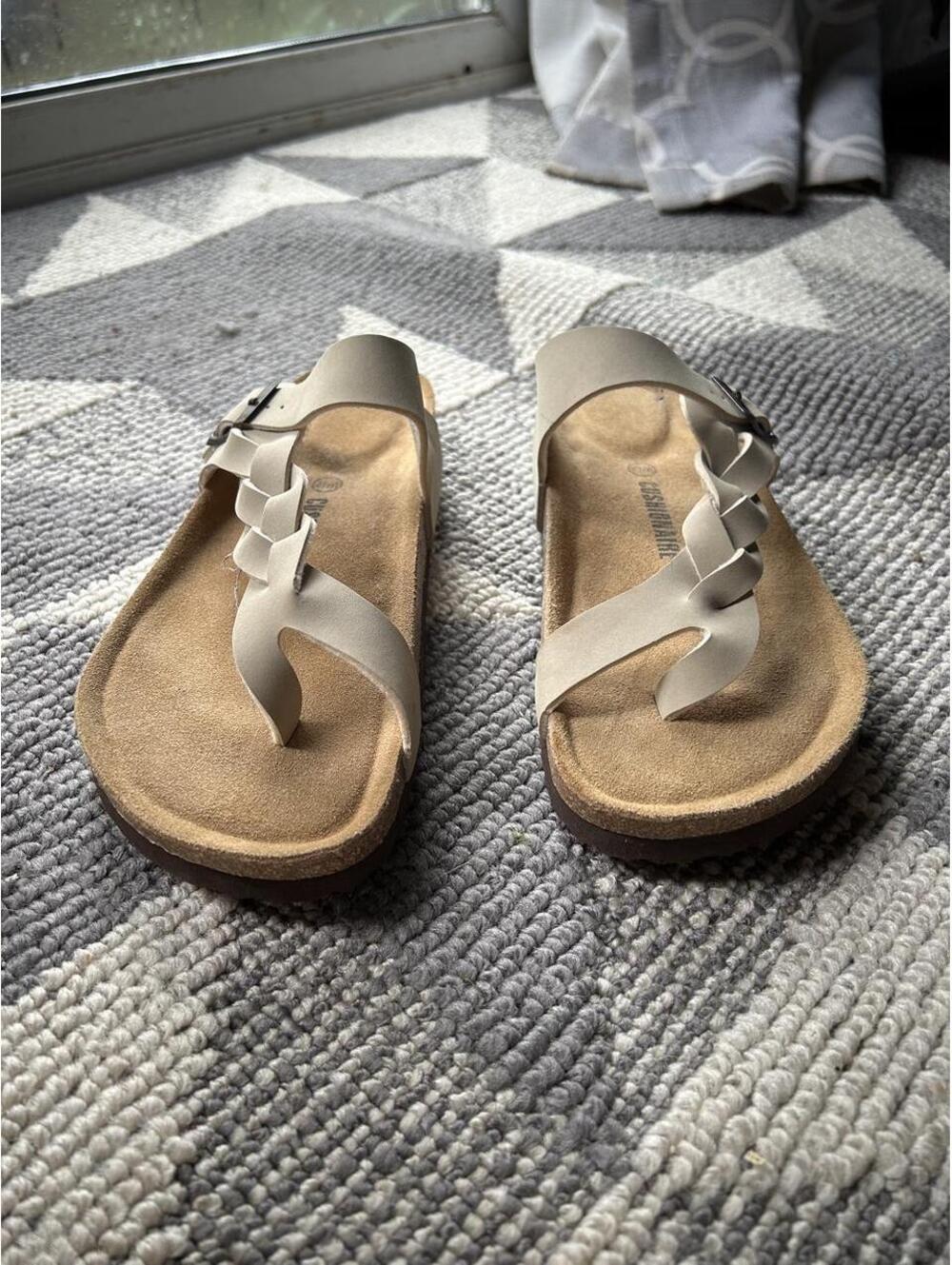Cushionair women’s comfort sandal sandals in tan & brown size 8.5